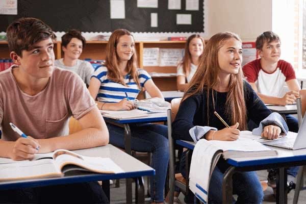 Estudiantes prestando atención